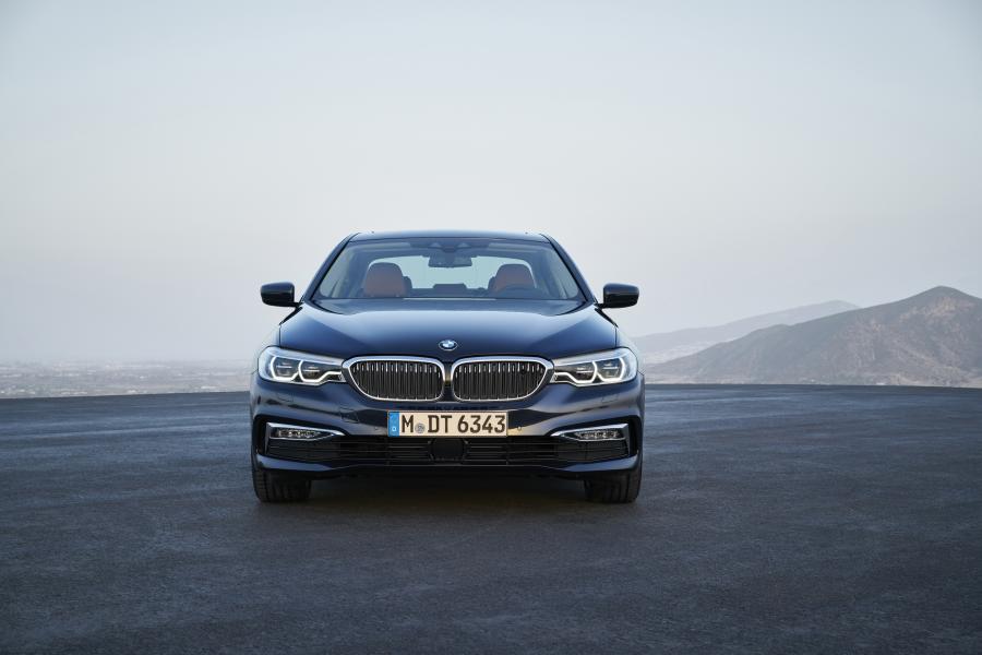  BMW 530d xDrive Sedan Luxury Line 2017 года  (WW) (фото 32 из 61)